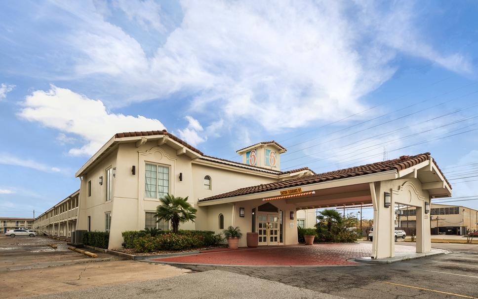 Hotel entrance Photo